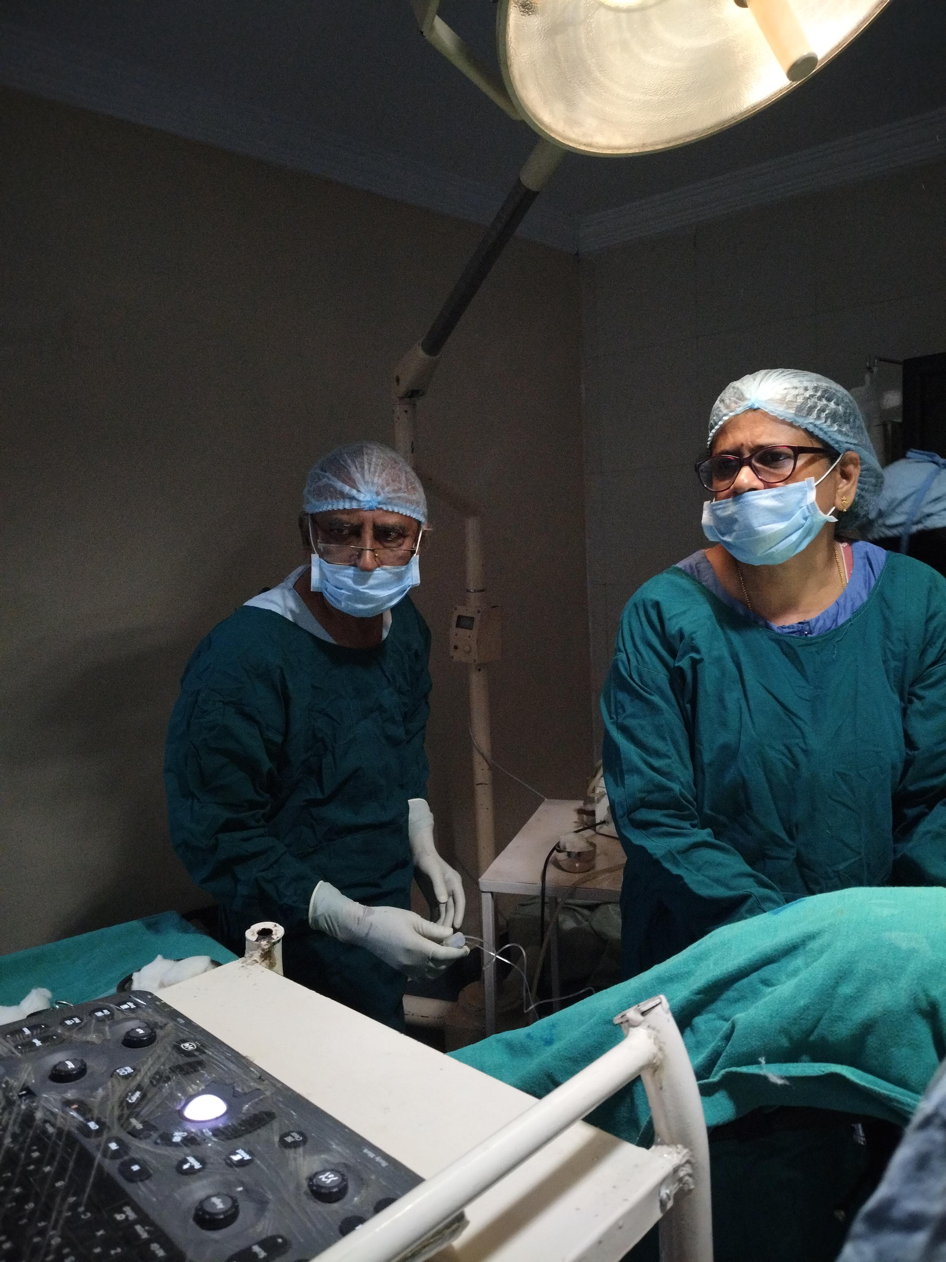 Doctor performing ICSI